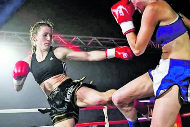 TEODORA MANIĆ, SVETSKI ŠAMPION U KIK BOKSU: Dečko je uči kako da se bije!