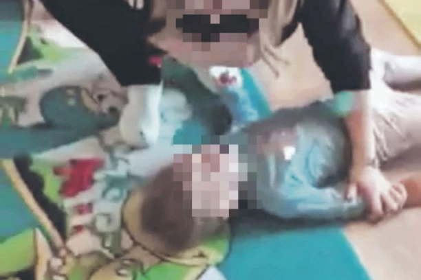 (VIDEO) HOROR SNIMCI IŽIVLJAVANJA! Pakao u vrtiću na Voždovcu: Autistično dete zatvarali u špajz, pa ga tukli!