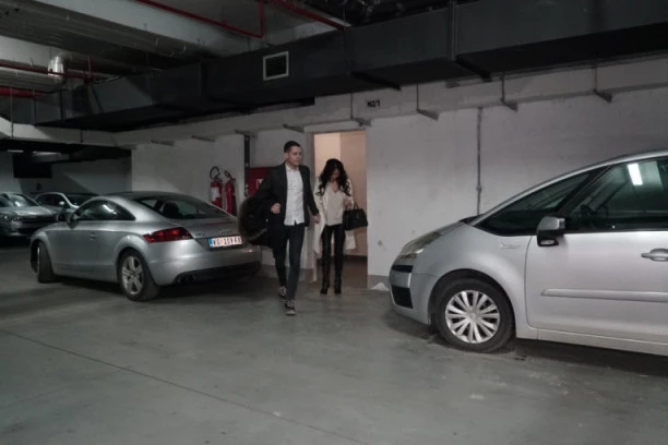 SREĆNI, NASMEJANI I U UDRUŠTVU PRIJATELJA: Ceca i Bogdan uživali sa društvom u kafiću, fotka iznenadila javnost!