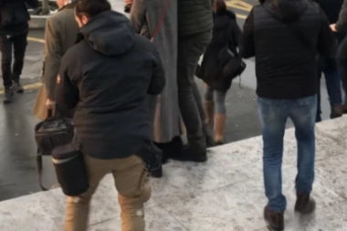 (FOTO) Izmučena glumica pala ocu u zagrljaj, ove dve žene je bezrezervno podržavaju: Potresni detalji sa saslušanja Milene Radulović