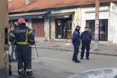 (FOTO, VIDEO) NA OVAJ KAFIĆ NA DORĆOLU BAČENA JE BOMBA! Prve fotografije sa mesta eksplozije