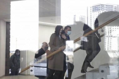 PRVE SLIKE NAŠE GLUMICE NAKON STRAVIČNE NESREĆE: Dramatična scena iz porodičnog doma, jedva se kreće na ŠTAKAMA! (FOTO)