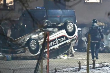 (VIDEO) MIGRANTI NAPRAVILI HAOS U PRIHVATNOM CENTRU: Dvojica policajaca povređena, uništena službena vozila