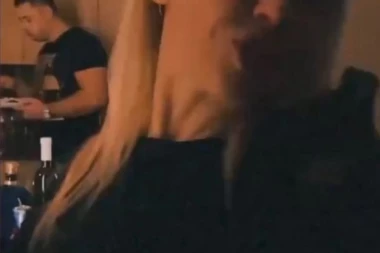 (VIDEO) PUCAJU PRANGIJE NA SLAVI KOD ZVICERA: Opasni momci obeležili Jovanjdan a među njima je bio i ON