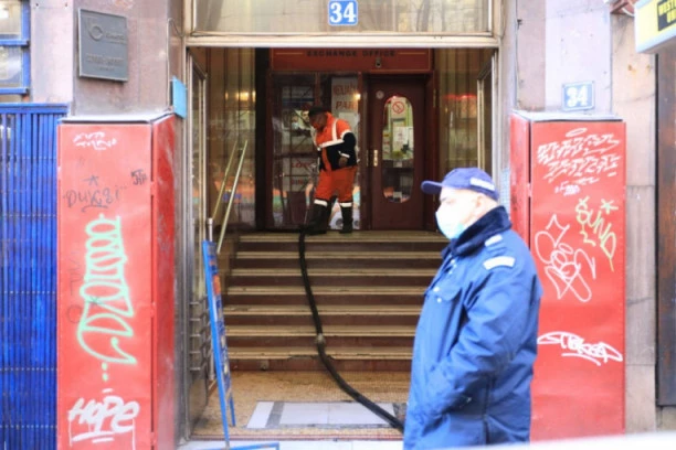 (FOTO, VIDEO) POTOCI KRVI ISPRED KANCELARIJE ADVOKATA U RESAVSKOJ: Nove fotografije sa mesta pucnjave