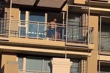 (VIDEO) ĐOKOVIĆEVA FEŠTA U AUSTRALIJI: Nole SRBENDA opleo užičko kolce na terasi, navijači u delirijumu!