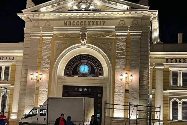 (FOTO) POSLE 24 GODINE: Ponovo radi sat na zgradi stare Železničke stanice!