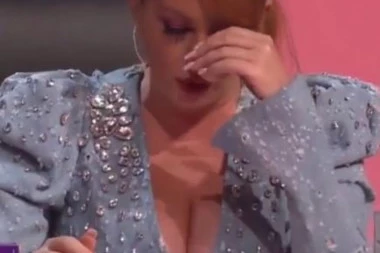 (FOTO) DEKOLTE DO PUPKA! Viki Miljković rešila da se razgolti, pa se zanela!