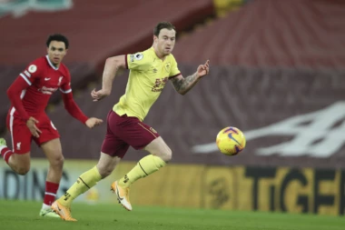 OSMO SVETSKO ČUDO NA ENFILDU: Barnli ŠOKIRAO Liverpul, Redsi MILJAMA daleko od ODBRANE trofeja!