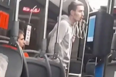 (VIDEO) Šta se to dešava sa našom omladinom? Snimak iz autobusa 408 koji je ZGROZIO JAVNOST!