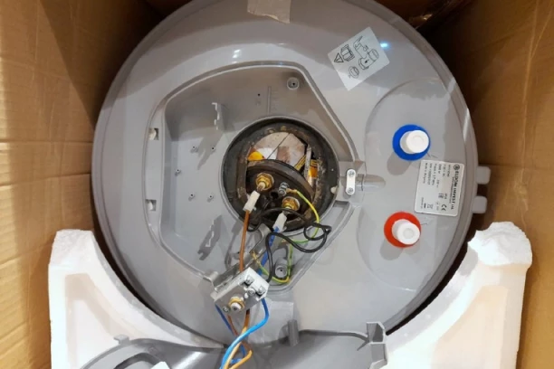 (FOTO) Abnormalna zaplena cigareta na Gradini: Krijumčar u BOJLERU pokušao da prošvercuje paklice, ali to nije jedino mesto gde su pronađene