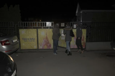 (FOTO, VIDEO) DRAMA OKO "ZAMKA" SE NASTAVLJA: Roditeljski sastanak završen, TENZIJA DOVELA DO VARNICA, a neki se ne žale na vaspitačicu