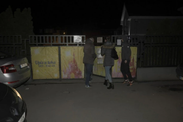 (FOTO, VIDEO) DRAMA OKO "ZAMKA" SE NASTAVLJA: Roditeljski sastanak završen, TENZIJA DOVELA DO VARNICA, a neki se ne žale na vaspitačicu