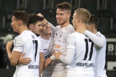 DORTMUND NA KOLENIMA: Menhengladbah RAZBIO "Milionere"!