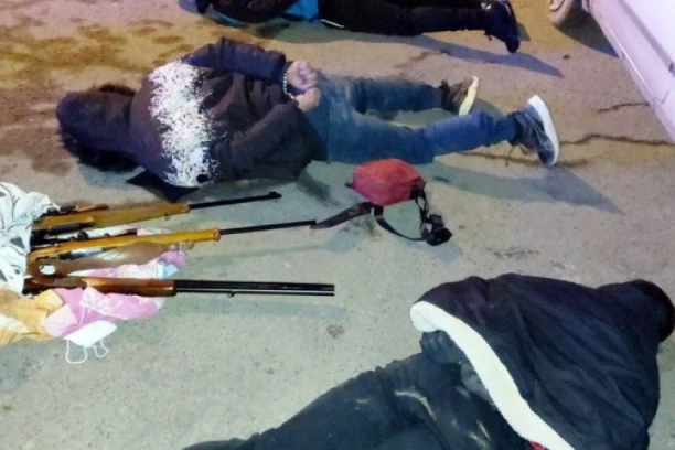 (FOTO) Hapšenje na Zvezdari: Razbojnici provalili u stan pa odneli nakit i arsenal oružja