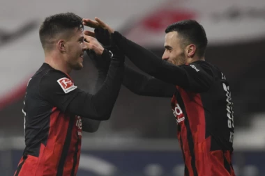 SRBIN DEMONSTRIRA SILU U DRESU AJNTRAHTA: Majstorska asistencija, pa gol za potvrdu STRAŠNE FORME!