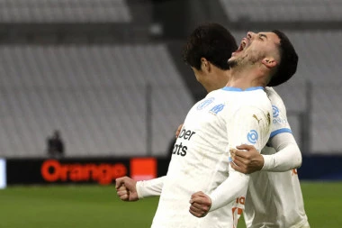 (VIDEO) EPILOG HAOSA U MARSEJU: Meč OTKAZAN, jedan igrač POVREĐEN!