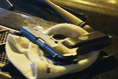 MUŠTERIJA NAORUŽANA DO ZUBA: Taksista nije imao pojma ko sedi na zadnjem sedištu, onda je policija izvršila pretres