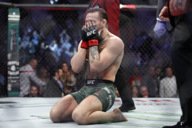 (VIDEO) ZVEZDA MMA NA KOLENIMA: Mekgregor doživeo ŠOK NOKAUT prvi put u karijeri, BRUTALNA OSVETA Dastina!