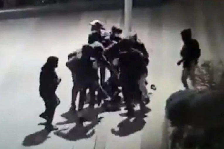 TINEJDŽER U CENTRU GRADA PRETUKAO JEVREJINA: Pre napada na društvenim mrežama najavio POKOLJ