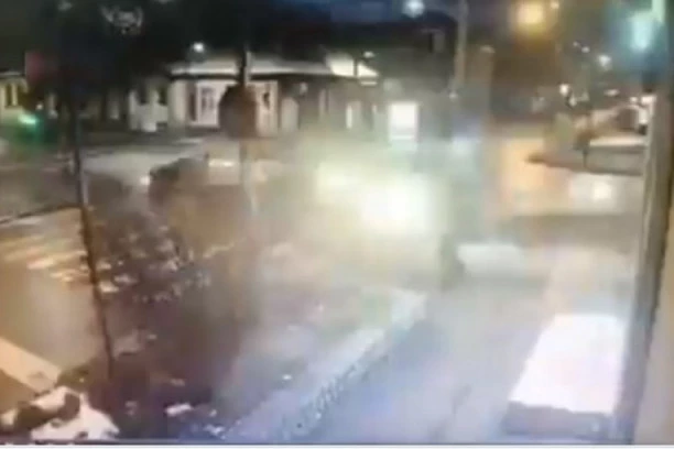 (VIDEO, FOTO) SUMANUTA VOŽNJA U VALJEVU UMALO ZAVRŠENA TRAGIČNO!  MAJKA I DETE ZA DLAKU IZBEGLI SIGURNU SMRT!