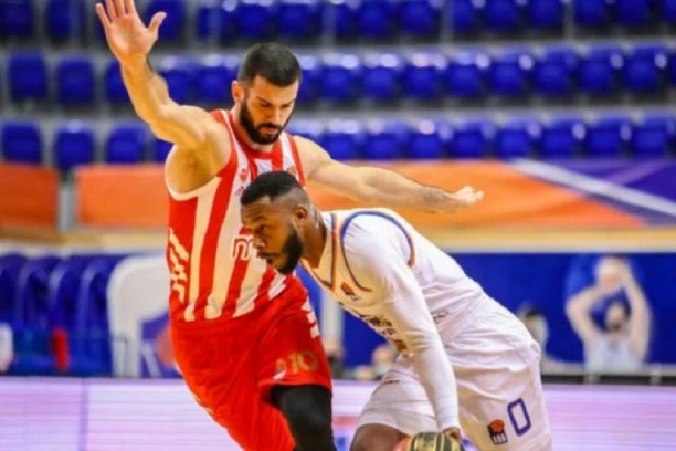 CRNOGORCI BESNI POSLE PORAZA: Skandalčina u Baru, TRENER Mornara NAPAO kapitena Zvezde!