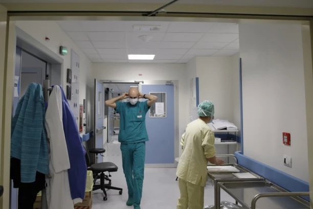 DECA UMIRU, ŠIRI SE SMRTONOSNI VIRUS! Stravična bolest kosi sve pred sobom, sve kreće od upale pluća!