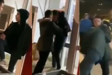 (FOTO, VIDEO) STRAVIČNO! UDARA GA PESNICAMA PO GLAVI, PA GA ODIŽE OD ZEMLJE: Jezivi snimak vršnjačkog nasilja - BRUTALNA TORTURA ZGROZILA CEO BALKAN!