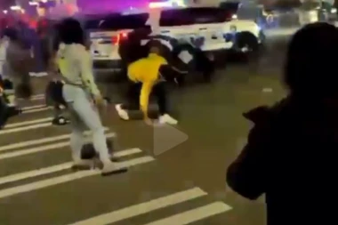 (VIDEO) BEZ MILOSTI! POLICIJSKI DŽIP GAZI DEMONSTRANTE: O ovom snimku bruji ceo svet!