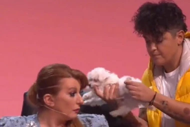 AJDE PI**AJ PO VIKI: Marija terala psa da urinira po koleginici, sada je vređaju na Instagramu!