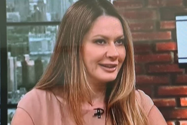 (FOTO) USIJAO MI SE TELEFON: Se*si doktorka zapalila studio Pinka, a onda je progovorila o važnoj temi!