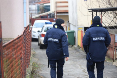 Zloglasni kradljivci uhapšeni u Aranđelovcu: Opelješili više kuća, ženama otimali torbe, uhvaćeni u filmskoj poteri