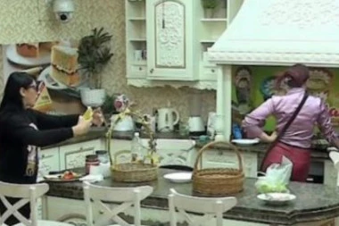 (VIDEO) HAOS U PAROVIMA! Takmičarka ZVERSKI napala cimerku: Mahala NOŽEM I URLALA!