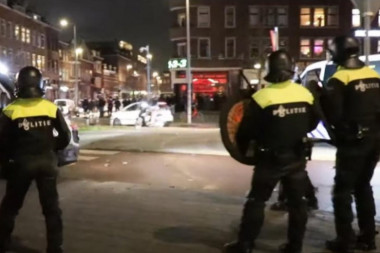 Neviđena policijska BRUTALNOST U HOLANDIJI: Policajac udara ženu u glavu!