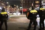 Neviđena policijska BRUTALNOST U HOLANDIJI: Policajac udara ženu u glavu!