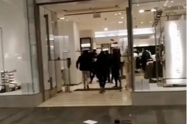 (FOTO,VIDEO) SRAMOTA NA KVADRAT! POGLEDAJTE KAKO DESET MIGRANATA U CENTRU BEOGRADA PLJAČKA BUTIK I BIJE RADNIKE, A SVI NEMO POSMATRAJU!
