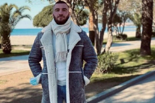 (FOTO) MENSUR AJDARPAŠIĆ OBELODANIO VEZU SA NAŠOM POZNATOM PEVAČICOM? Isplivala fotka koja je otkrila više nego što je HTEO!