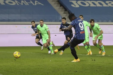 SMS BEZ POLUFINALA: Atalanta NOKAUTIRALA Lacio sa 10 igrača!
