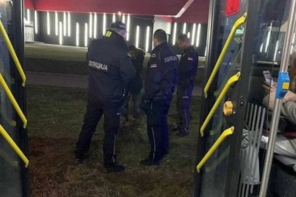 (FOTO) MIGRANT VITLAO NOŽEM U AUTOBUSU 83: Putnici PRETRNULI OD STRAHA, policija HITNO REAGOVALA!