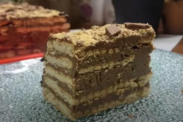 (RECEPT) SLADOKUSCI SE KUNU U OVU POSLASTICU! Spremite LAŽNU TORTU i uživajte u rapsodiji ukusa!