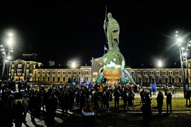 (VIDEO) MISTERIJA U SRCU PRESTONICE: Zašto beograđani ostavljaju novac kod spomenika Stefanu Nemanji?