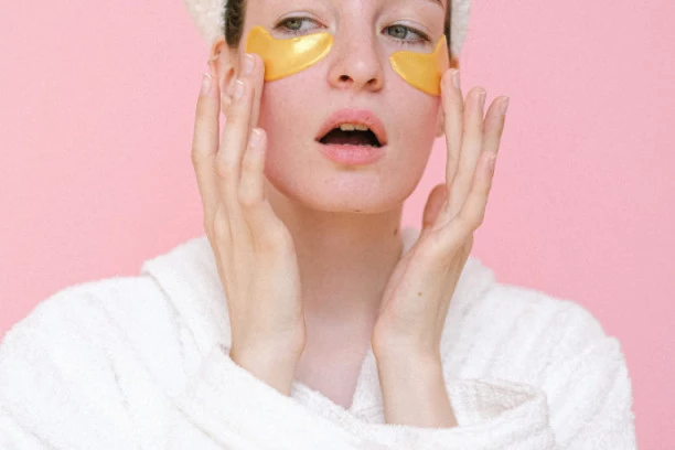 Žene su poludele za ovom maskom: Sastoji se od DVE namirnice, a briše PODOČNJAKE s lica!