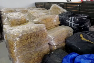 (FOTO) Policija nije mogla da veruje svojim očima: Žena uhvaćena sa 4,5 TONA duvana, određeno joj zadržavanje