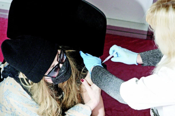 ŠTA PREDUZETI KAD NE POMAŽU APELI ZA VAKCINACIJU! Nećeš vakcinu? Onda nema ni 60 evra od države!