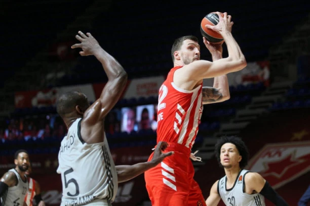 KORONA CRVENO-BELIMA NAPRAVILA DŽUMBUS: Odložen meč Crvene zvezde!