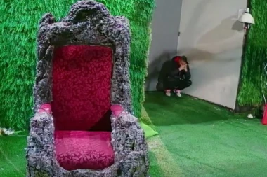 Doživeo emotivni slom: Zadrugar koji važi za mačo tipa se sakrio od svih i gušio u suzama!