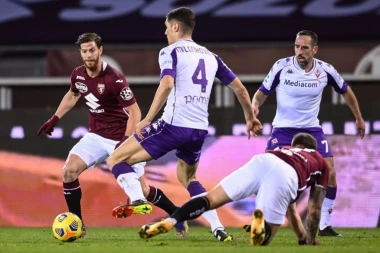 (VIDEO) MEČ O KOME ĆE SE DANIMA PRIČATI: Milenković GLAVOM udario protivnika i dobio crveni karton, Fiorentina do boda sa dva igrača manje!