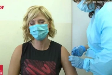 (FOTO) NOVINARKA U PROGRAMU UŽIVO PRIMILA VAKCINU: Evo šta je rekla odmah posle uboda!