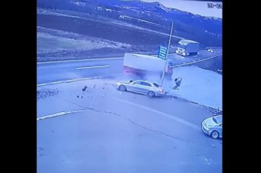 (VIDEO) KAMERA SNIMILA JEZIV UDES KOD RAŠKE: Pogledajte kojom brzinom se kamion zakucao u automobil! UZNEMIRUJUĆE