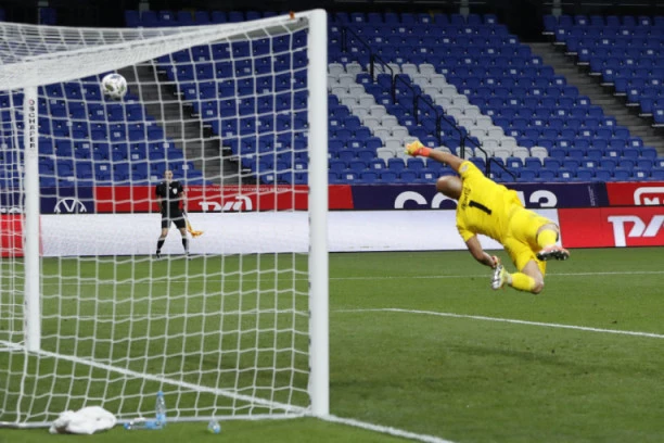 MARKO, ŠTA TO URADI? Neverovatan KIKS srpskog golmana! Umalo zavio Sevilju u crno (VIDEO)